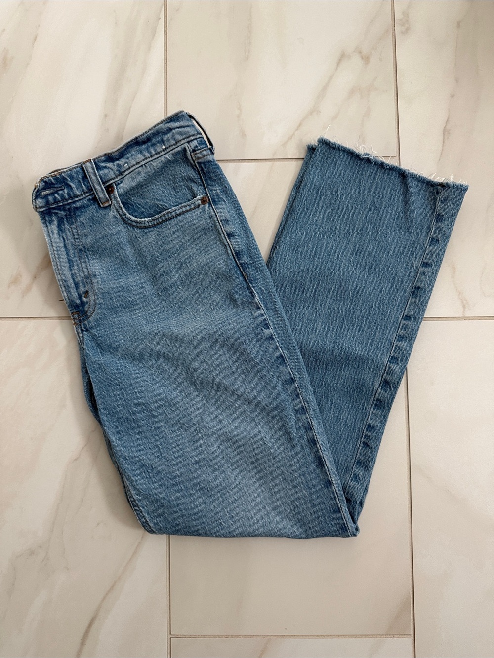 Abercrombie & Fitch | the 90s straight mid rise, frayed hem jeans
